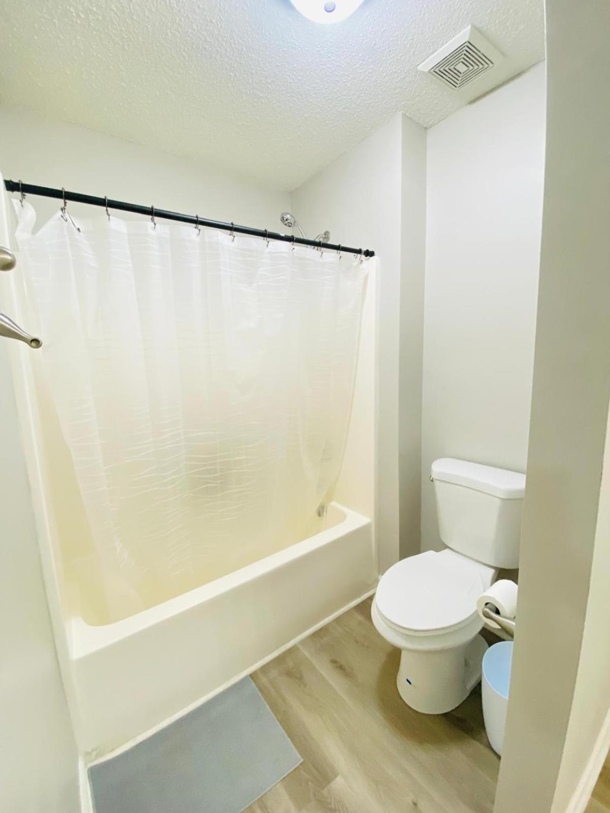 Private Room & Bathroom Close To Downtown 롤리 외부 사진