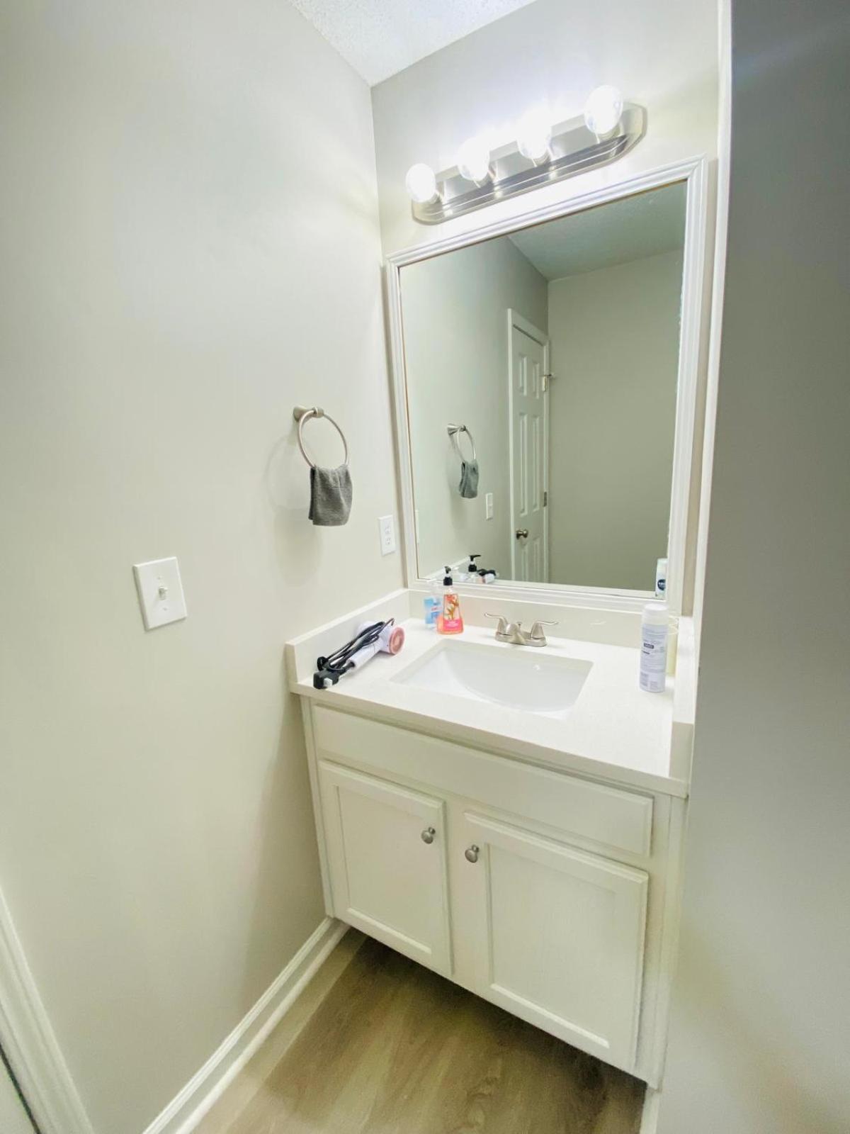 Private Room & Bathroom Close To Downtown 롤리 외부 사진